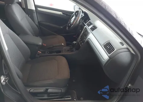 2017 Volkswagen Passat 1.8T S z USA, uszkodzony, nr VIN 1VWAT7A31HC077853